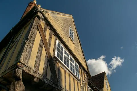 Close up side of Tudor timber framed cottage house with tall windows at Saffr Foto stock