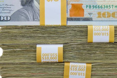 Close up side view of 4 straps of ten thousand, one hundred US dollar bills Foto stock