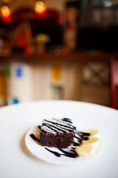 The close-up side view of the chocolade cake with bananas decorated with powder Foto stock