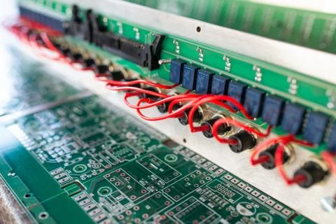 Close-up side view of complex microcircuits Foto stock
