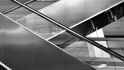 Close-up side view of escalator. Close-up of escalator and handrail Foto stock