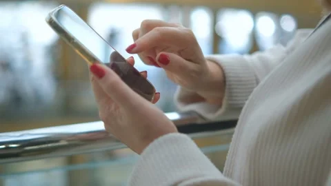 Close-up Side View Female Purchaser Looking Shopping List in Smart Phone Vídeo Stock 252204551