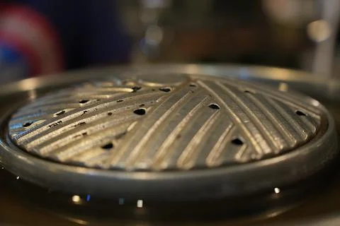 The Close up side view of grill pan. Grill barbecue on pan street buffet thai Foto stock