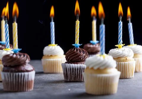 Close up side view image of an assortment of chocolate and vanilla cupcakes w Stock Photos