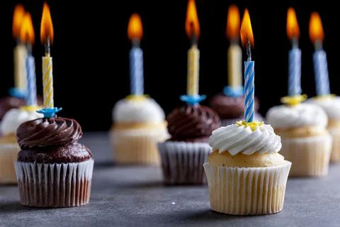 Close up side view image of an assortment of chocolate and vanilla cupcakes w Stock Photos
