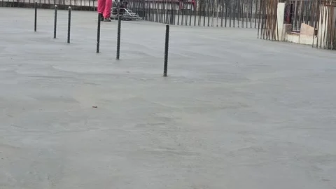 Close-up Side View of Power Trowel Blades Smoothing Wet Concrete Vídeos de archivo 331194547