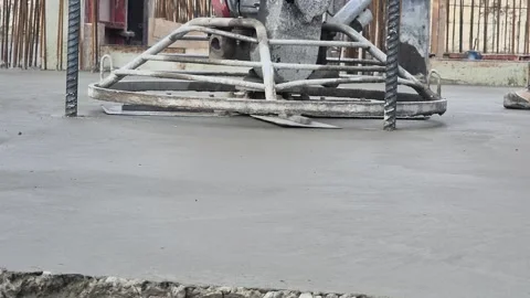 Close-up Side View of Power Trowel Blades Smoothing Wet Concrete Vídeos de archivo 331194566