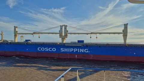 Close-up side view video of a large Cosco Shipping bulk carrier vessel Vídeo Stock 347032330