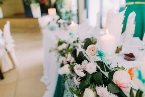 The close-up side view of the wedding table decorated with white flowers and Stock Photos