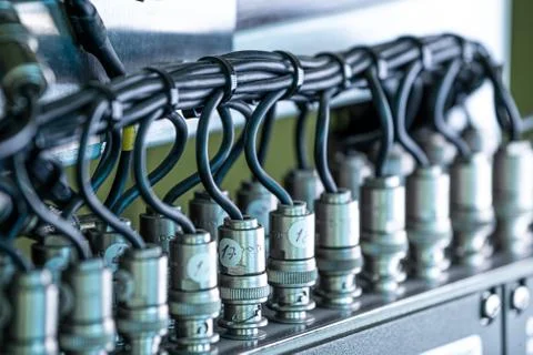 Close-up side view of a wire and a numbered plug Foto stock