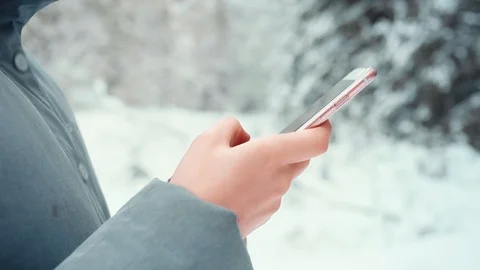 Close-up side view of woman's hands typing on mobile phone, blurred background 스톡 동영상 123074651