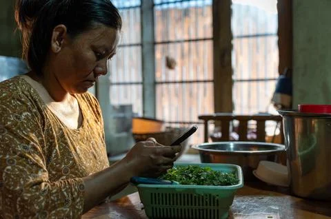 Close-up Side View of a Young Nepali Woman Using Smartphone. Stockfoto's