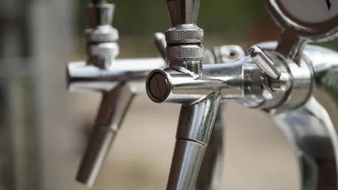 Close-Up of Silver Beer Taps Fotos Stock