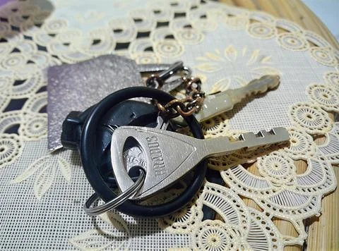 Close-up of a silver Brabus car key attached to a black rubber ring Stockfoto's