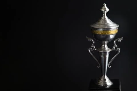 Close up of Silver trophy over black background. Winning awards with copy s.. Foto stock