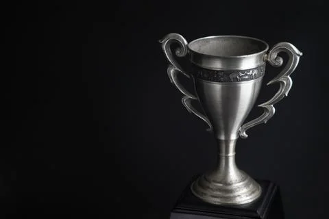 Close up of Silver trophy over black background. Winning awards with copy s.. Foto stock