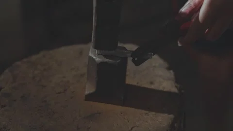 Close-up of Silversmith Forging Silver Bar in Traditional Jewelry Workshop 動画素材 333734383