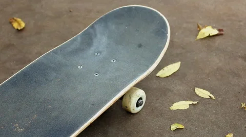 Close up of skateboard by fall leaves Vídeos de archivo 54596787