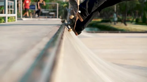 Close up of skateboard sliding on halfpipe ramp Vidéo 233394881