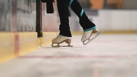 Close-up Of Skates When Going Away From The Ice Rink. Vídeo Stock 98841811
