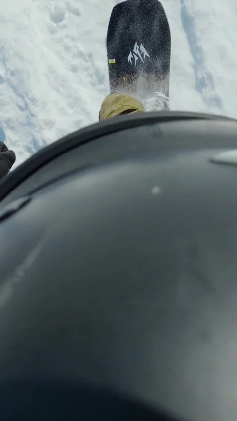 Close up of ski boots and bindings sliding over snow, vertical Vídeos de archivo 325782677