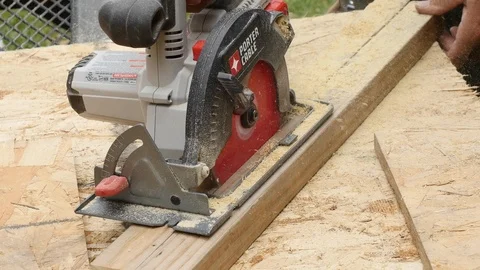 Close Up of Skil lSaw Cutting 2x4 Piece of Wood Stockbeeldmateriaal 104889699