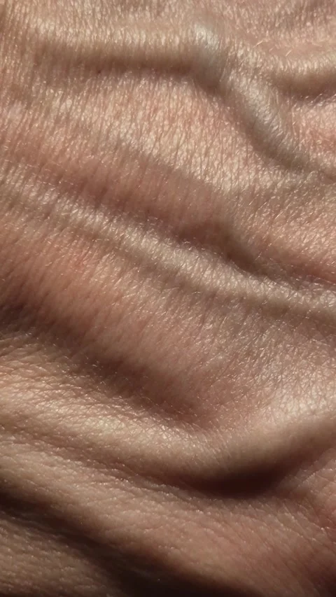 Close-up of skin texture of a man's hand with veins, vertical video Stock-Footage 318481835
