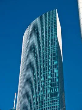 Close-up of a skyscraper, with semi-circular facade and large window front .. Stock-Fotos