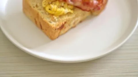 Close-up of a slice of bread with scrambled eggs and ham Stock Photos