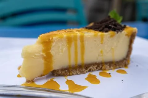 Close-Up Slice of Zesty Key Lime Pie with Citrus Glaze, Dark Cookie Crumbles Fotos de archivo
