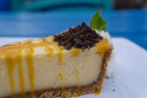 Close-Up Slice of Zesty Key Lime Pie with Citrus Glaze, Dark Cookie Crumbles Fotos de archivo