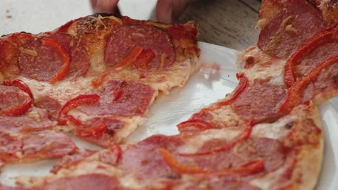 Close-up of sliced pepperoni pizza Vidéo 200838515