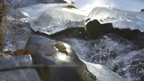 Close up slider angle of water bubbles in icy alaskan stream 스톡 동영상 85102289