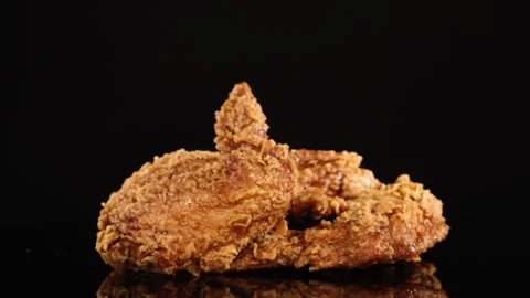 A close up slow camera pan on crispy fried chicken wings arranged on a glos.. Vídeos de archivo 333377568
