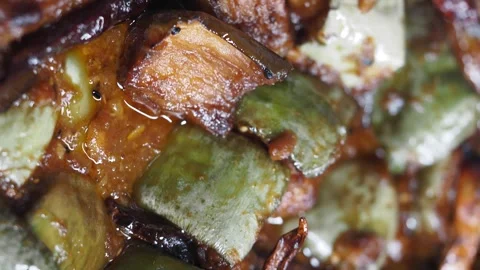 Close up slow motion of appetizing eggplant and bell pepper stew cooking in.. 스톡 동영상 331719619