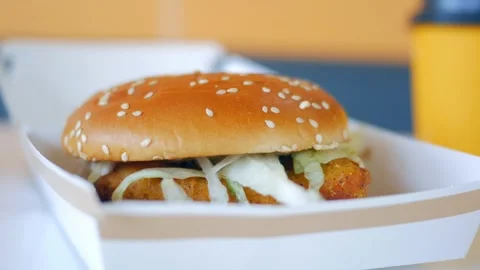 Close up slow motion of burger with sesame seeds, chicken cutlet, and fresh.. Stock-Footage 332857941