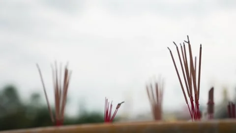 Close up slow motion of burning smoke Incense sticks. Altar at the entrance to Vídeos de archivo 293748325
