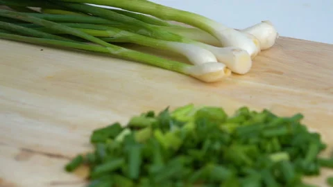 Close up Slow-motion, chopping the spring onions on the chopping block 库存影片 137074487