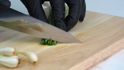 Close up Slow-motion, chopping spring onions into small pieces. 库存影片 137074610