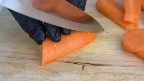 Close up slow-motion, cutting the carrot center core in a half. 库存影片 136715785