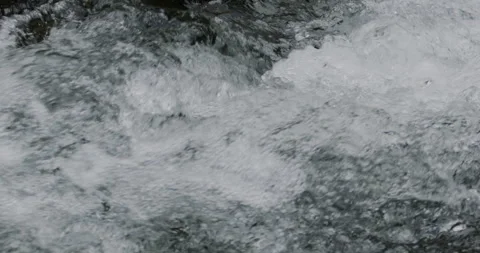Close Up Slow Motion Flowing River Water with Rocky Shore 库存影片 336806204