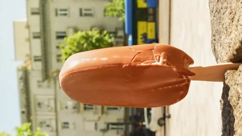 Close up slow motion ice cream melting in very hot summer day in direct sun.. Vidéo 278979094