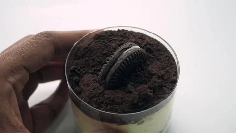 Close up slow motion of oreo cookie trifle dessert with cream and chocolate.. Stock Footage 332408639