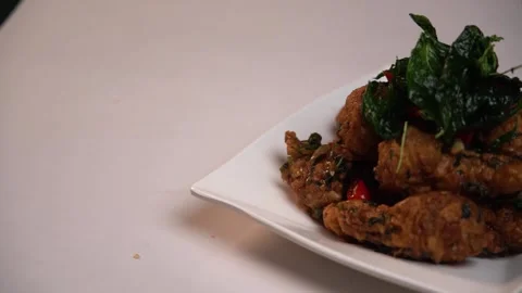 Close up Slow-motion Pan Right Presenting all chicken on the plate. 库存影片 144170788