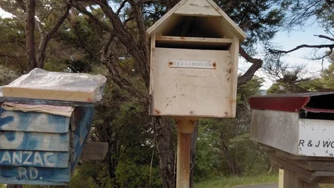 Close-Up slow motion panning along a row of mailboxes 库存影片 108653794