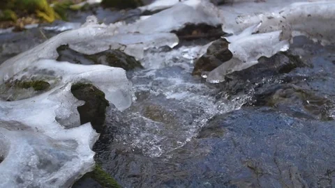 Close up slow motion push in and dolly out of foamy bubbly shallow stream wit 스톡 동영상 85102335