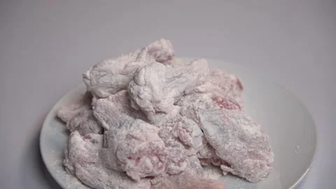 Close up Slow-motion Set chickens to be overlay before fry. 库存影片 144170787