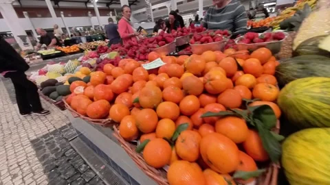 Close-up in slow motion skimming over baskets of fresh fruit at farmers' market Vidéo 273166641