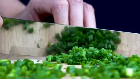 Close up slow-motion Taking the knife sweeping some chopped Spring onion to 库存影片 136351974