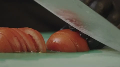 Close-up slow motion video of a chef slicing a tomato. Vídeos de archivo 230646493